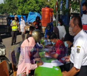 Kapolsek Pabean Cantikan Pimpin Operasi Penertiban Masker di Jalan Benteng