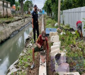 Linmas dan Satgas DPUBMP Melakukan Kegiatan Pembangunan Talud (Pagar) di Kali Mer Jl. Sidotopo Lor