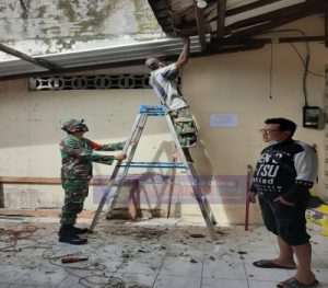 Waspada Banjir, Serda Hidayat Bersama Warga Dirikan Posko SIBAT