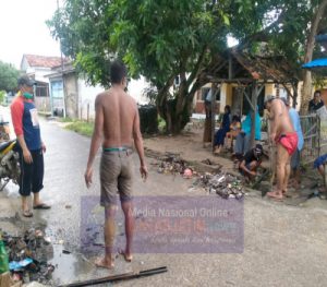 Kasi Kesra, Kadus Dan Rt Sukajeruk Bahu Membahu Atasi Banjir Dari Air Laut, Kapal Pelayar Lebih Waspadah Melintasi Laut Masalembu