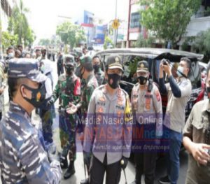 Kapolda dan Forkopimda Jatim Bagi-Bagi Masker di Pasar Kapasan Surabaya