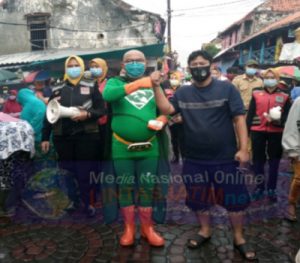 Super Hero New Man Sosialisasikan Protokol Kesehatan di Sekitar Pasar Surabaya