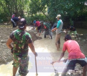 Antisipasi Banjir Susulan, Babinsa Ajak Warga Bersihkan Sungai