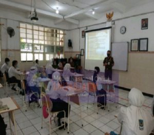 Kepala Kejaksaan Negeri Surabaya Memberikan Pelajaran Anti Korupsi Kepada Siswa SMPN 1 Surabaya