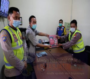 Polrestabes Surabaya Memberikan Sumbangan Buku Ke Beberapa Sekolah