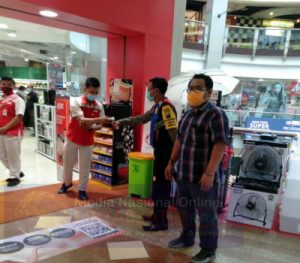 Menjelang Penerapan PPKM ( Pemberlakuan Pembatasan Kegiatan Masyarakat ) Bhabinkamtibmas kelurahan Bubutan Bersama Management Mall BG Junction  Memantau Pengunjung di Ahir Pekan