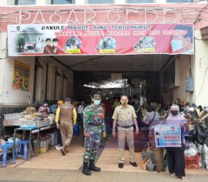 Serda Hidayat Bersama Lurah Dan Satpam Gencar Sosialisasikan Protkes Dan PPKM Di Pasar Gede Solo