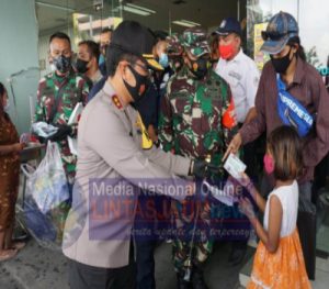 Forkopimda Jatim, Bagikan Masker Kepada Pengunjung dan Pedagang di PGS