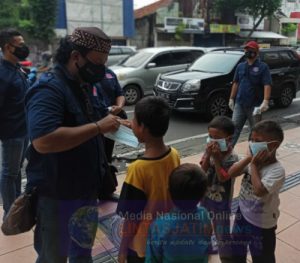 Lintasjatimnews Berbagi Masker Disejumlah Titik Di Kota Surabaya