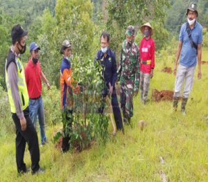 Anggota Koramil 23/Karangtengah Ikut Menghijaukan Gunung Sambi