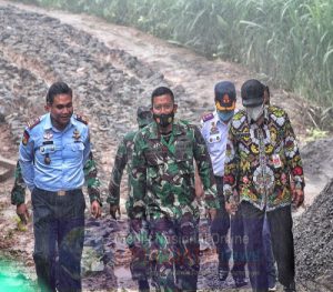 Dibawah Guyuran Hujan, Dandim 0728/Wonogiri Tinjau Pelaksanaan Pra TMMD Reguler Ke-110