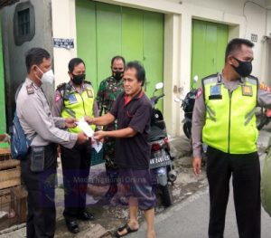 Serka Rumbawa, Polsek dan Linnas Serengan PPKM Dengan Bagi-Bagi Masker