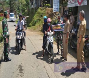 GTPP Kecamatan Karangtengah Gelar Ops Gakplin Protkes Di Timbangan, Warga Yang Melanggar Diberikan Teguran