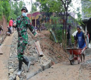 Ditarik Dan Didorong, Begitulah TNI Bersama Warga Mudahkan Pengangkutan Adonan Menggunakan Angkong