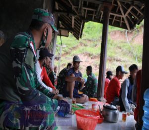 Tak Ada Perbedaan, TNI Dan Warga Desa Brenggolo Duduk Bersama Nikmati Hidangan Makan Siang