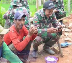 Begini Cara Pelepas Lelah Anggota Satgas TMMD Reguler Dengan Warga