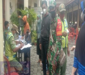 Babinsa dan Bhabinkamtibmas Serengan  Amankan Pencairan BST Tahab 11