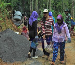 Selain Menyediakan Makanan, Ini Yang Dilakukan Kaum Hawa Dilokasi TMMD Reguler Brengggolo