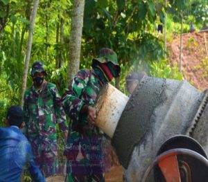 Berburu Dengan Cuaca Yang Tidak Menentu, Begini Cara Satgas TMMD Brenggolo Bersama Warga