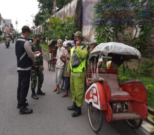 Perangi Covid-19, Serda Suyatno Bersama  Bhabinkamtibmas Bagikan Masker Kepada Tukang Becak