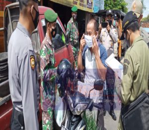 Koramil 14/Jatisrono, Dampingi GTPP Kabupaten Wonogiri Gelar Operasi Penegakan Disiplin Protokol Kesehatan Di Pasar Jatisrono