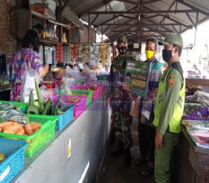 Tertibkan Protokol Kesehatan, Serda Mujono Dan Koptu Entri Sambangi Pasar Tradisional