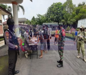 Begini Cara Danramil 04/Jebres Dalam Melaksanakan Operasi Yustisi Guna Menekan Penyebaran Covid-19