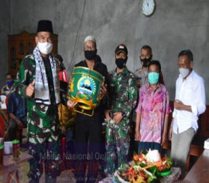 Wakili Dandim, Mayor Inf Nurul Muthahar Serahkan Alat Hadroh Kepada Pengurus Masjid Dusun Gemawang