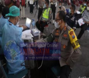 Ribuan Personel Kepolisian Surabaya dan Jajarannya Divaksin COVID-19 di Gedung Bhara Daksa Mapolrestabes Surabaya