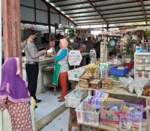 Petugas Beri Teguran Pelanggar Prokes Di Pasar Trantang