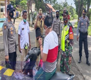 Disiplinkan Memakai Masker, Anggota Koramil Dan Polsek Jatisrono Cegat Pengendara Bermotor Yang Tidak Bermasker