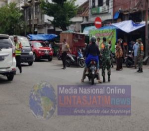 Operasi Penertiban Masker, Perempatan di Jalan Sasak Ampel Oleh Petugas