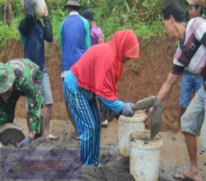 Lettu Inf Eko : Semangat Wanita Brenggolo Turut Sukseskan TMMD