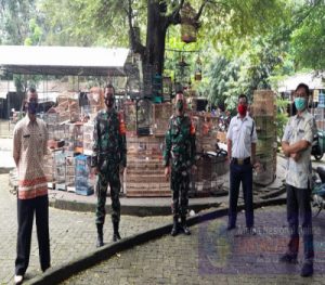 Percepat penanganan Covid-19, Babinsa Manahan melaksanakan Kegiatan PPKM di Pasar Burung Depok