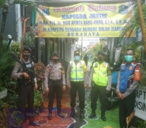 Personel Ditsamapta Polda Jatim melaksanakan Patroli Check Point di Kampung Tangguh Maspati Surabaya