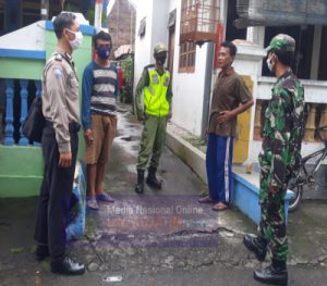 Babinsa Joyontakan dan Bhabinkamtibmas Blusukan ke Tingkat RT Terapkan PPPKM dengan Bagikan Masker