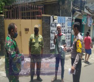 Babinsa dan Bhabinkamtibmas Kemlayan Susuri Jalan Kampung Sambil Sosialisasikan PPKM dan Bagikan Masker