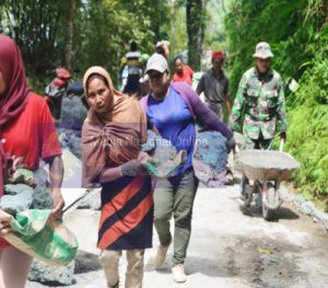 Tak Mau Kalah Dengan Kaum Adam, Kaum Hawa Juga Kerja Kasar di Lokasi TMMD Reguler 110 Kodim Wonogiri