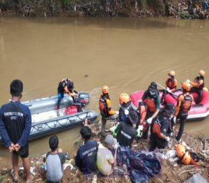 Pasca Banjir Jakarta, DD Bersama Padepokan Ciliwung Condet Gelar Aksi Bersih Sungai Ciliwung