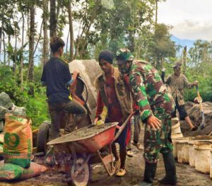 Cuaca Bukan Penghalang Semangat Kemanunggalan Satgas TMMD Dan Masyarakat