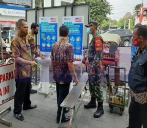 Babinsa Bangun Kesadaran Para Pedagang Dan Pengunjung Pasar Gede Patuhi Protkes