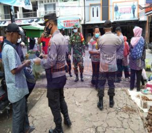 Perketat PPKM, Satgas Covid Karangede Beri Masker Gratis