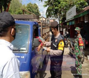 Tak Hanya Himbau Agar Warga Memakai Masker, Anggota TNI-Polri Ini Juga Bagikan Masker Pada Warga