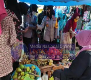 Kapolres Tanjung Perak Adakan Sosialisasi Pembagian Masker Bersama Instansi Samping di Pasar Wonokusumo