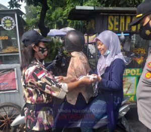 Babinsa Kelurahan Manahan Bersinergitas Dengan Polri dan FKPPI Bagikan Masker Dalam Rangka Penanganan Covid 19