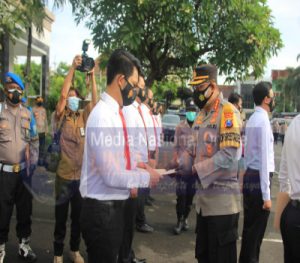 Kapolrestabes Surabaya Berikan Penghargaan Kepada Kasat Narkoba dan 16 Anggota yang Berprestasi