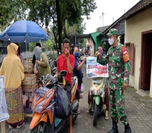 Tak Kenal Lelah, Babinsa Sangkrah Bersama Linmas Laksanakan Pengecekan Protkes Diwilayah