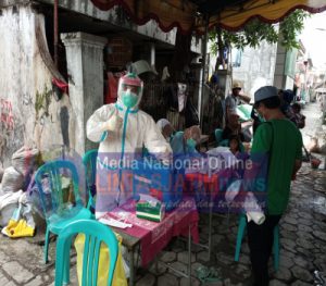 Puskesmas Wonokusumo Adakan Test Swab di Daerah Tenggumung Semampir Surabaya