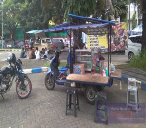 KELUH KESAH PEDAGANG KULINER MASA PANDEMIK COVID 19 DI AREA STADION GELORA BANGKALAN