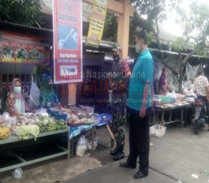 Babinsa  Bersama Lurah Pasar Tunggulsari Himbauan Pedagang Dan Pembeli Patuhi Protkes